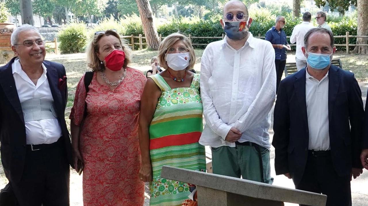 Un giardino interamente ripensato, recuperato, sostenibile con nuovi inserimenti di verde e nuove attrezzature inclusive, oltre a 29 nuovi alberi:... Un giardino interamente ripensato, recuperato, sostenibile con nuovi inserimenti di verde e nuove attrezzature inclusive, oltre a 29 nuovi alberi:...