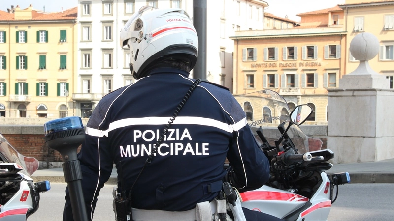 La polizia municipale in azione in città La polizia municipale in azione in città
