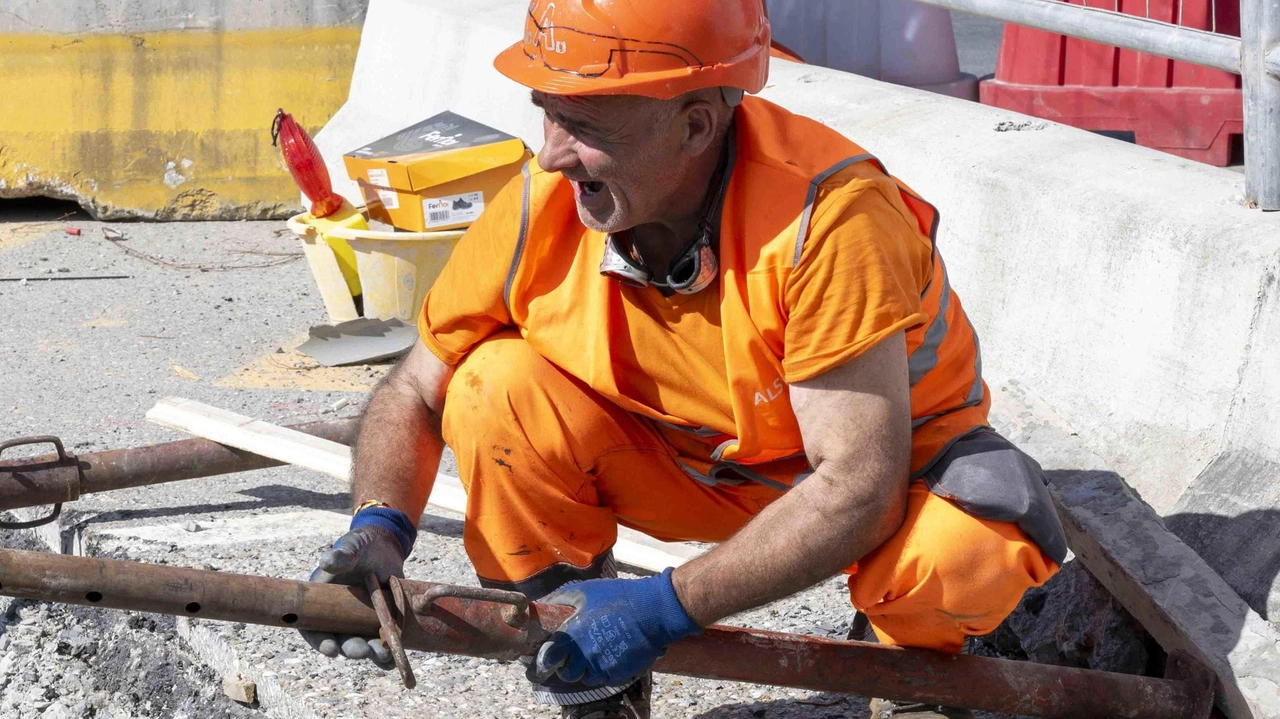 A breve la consegna dell’intervento per collegare l’abitato al tubone fognario. Il vicesindaco Manzini: "Ci vorrà un anno di tempo per concludere il cantiere". . A breve la consegna dell’intervento per collegare l’abitato al tubone fognario. Il vicesindaco Manzini: "Ci vorrà un anno di tempo per concludere il cantiere". .