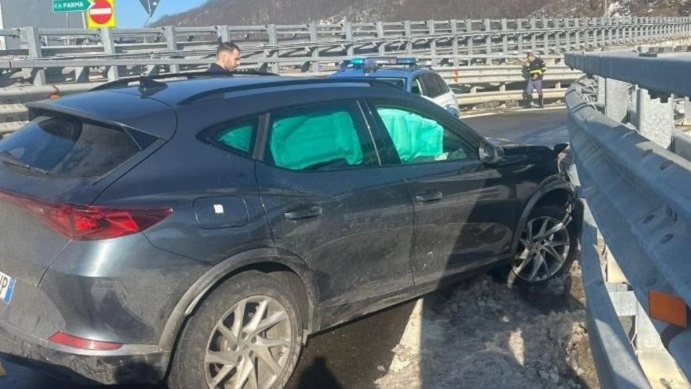 L’auto dei fuggitivi schiantatasi contro un guardrail in autostrada: i tre sono stati arrestati dalla Polizia L’auto dei fuggitivi schiantatasi contro un guardrail in autostrada: i tre sono stati arrestati dalla Polizia