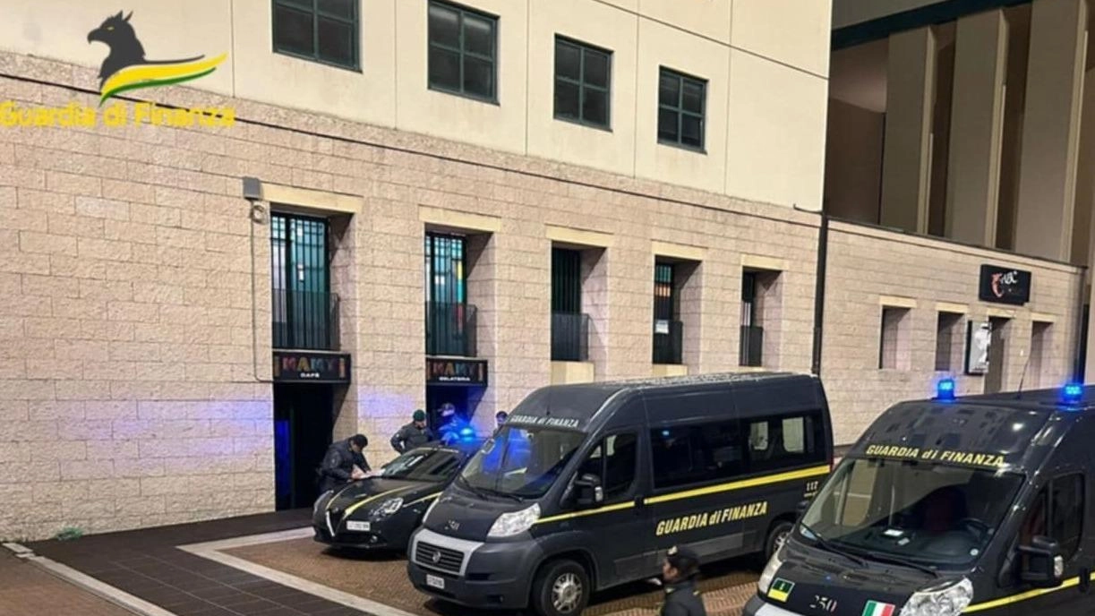 La. guardia di finanza ha cotnrollato la stazione e. utilizzato anche i cani antidroga del Centro di allevamento e addestramento di Castiglione del Lago La. guardia di finanza ha cotnrollato la stazione e. utilizzato anche i cani antidroga del Centro di allevamento e addestramento di Castiglione del Lago