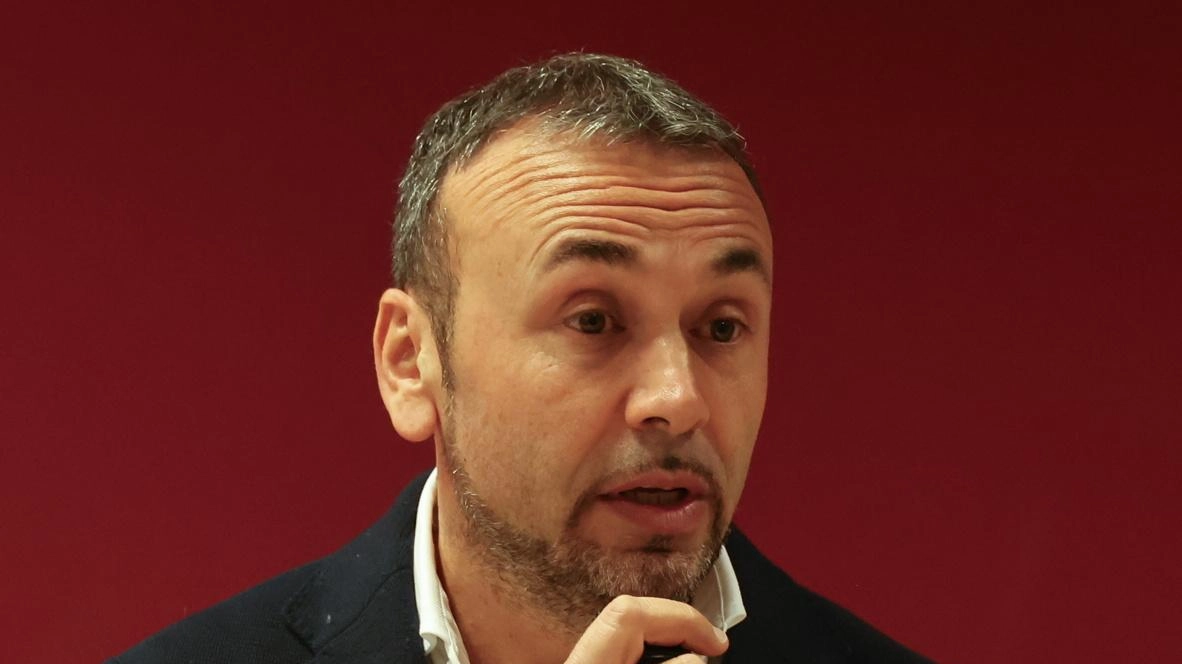 Il caso a Lastra a Signa, il sindaco dem annulla l’evento. E scatta la rivolta