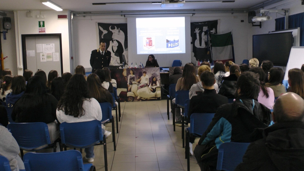 Un incontro degli studenti a lezione di legalità con la Polizia di Stato Un incontro degli studenti a lezione di legalità con la Polizia di Stato
