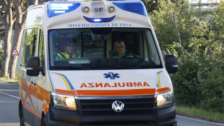Un'ambulanza in una foto di repertorio. La bambina è stata trasferita all'ospedale di Cisanello Un'ambulanza in una foto di repertorio. La bambina è stata trasferita all'ospedale di Cisanello