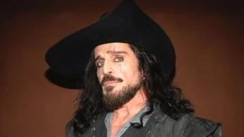 Giò Di Tonno indossa i panni di Athos nel musical ’I tre moschettieri’ pronto a sbarcare venerdì al Verdi