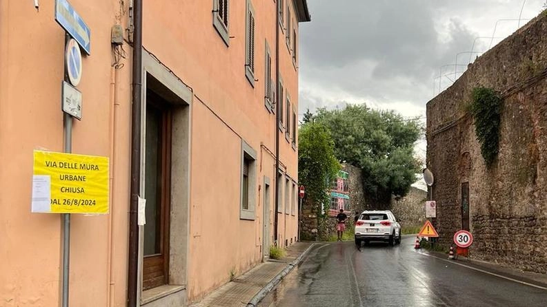 A Pistoia sono in corso i lavori di rifacimento della segnaletica stradale orizzontale degli stalli blu e gialli, divieto di sosta durante l'intervento. L'operazione interesserà numerose strade cittadine fino al 29 agosto. A Pistoia sono in corso i lavori di rifacimento della segnaletica stradale orizzontale degli stalli blu e gialli, divieto di sosta durante l'intervento. L'operazione interesserà numerose strade cittadine fino al 29 agosto.