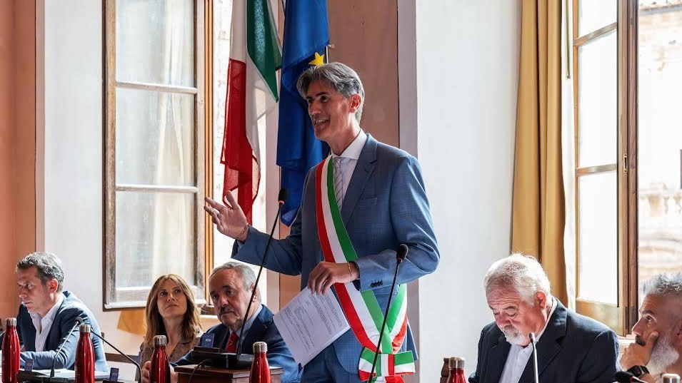 Il sindaco Michele Angiolini durante una riunione di Giunta Il sindaco Michele Angiolini durante una riunione di Giunta