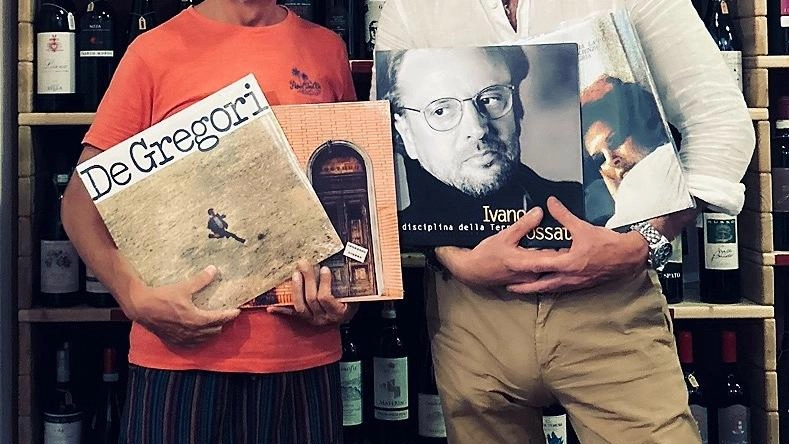 A sinistra Massimo Monacci, a destra Fabrizio Bartelloni dell’enoteca l’Avvelenata palcoscenico della rassegna che abbina vino e musica A sinistra Massimo Monacci, a destra Fabrizio Bartelloni dell’enoteca l’Avvelenata palcoscenico della rassegna che abbina vino e musica