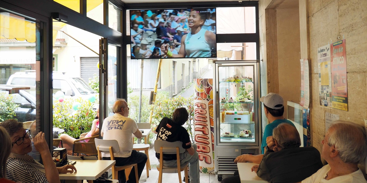 I tifosi di Jasmine Paolini seguono la finale del Roland Garros al bar Italia, Bagni di Lucca (Foto Borghesi)