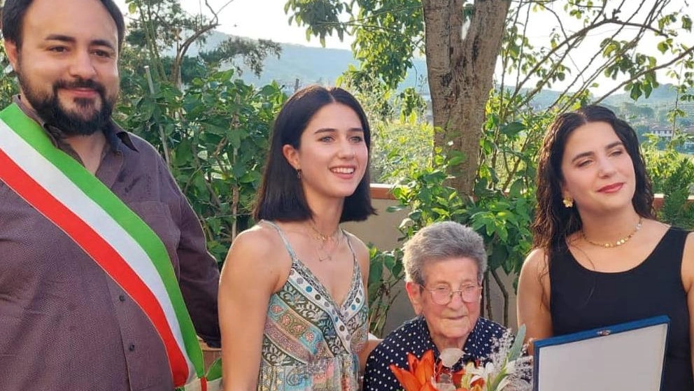 Adriana Loretta Testai ha ricevuto una targa dal sindaco Edoardo Prestanti In alto, Elvira Pallecchi insieme a tutta la sua famiglia Adriana Loretta Testai ha ricevuto una targa dal sindaco Edoardo Prestanti In alto, Elvira Pallecchi insieme a tutta la sua famiglia
