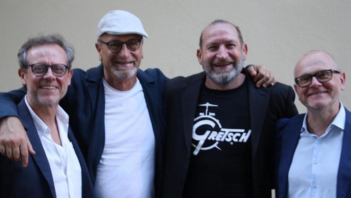 https://www.lanazione.it/image-service/view/acePublic/alias/contentid/MWFhYzJhMmQtZmFlYS00/0/giro-di-jazz-allex-casello-ce-il-travolgente-sound-della-affrico-blue-4tet.jpeg?f=16:9&w=1200&h=630