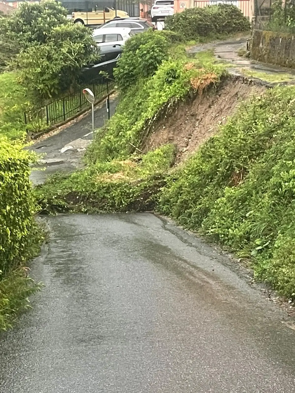 Maltempo, frana ad Arcola. Chiusa via Romana
