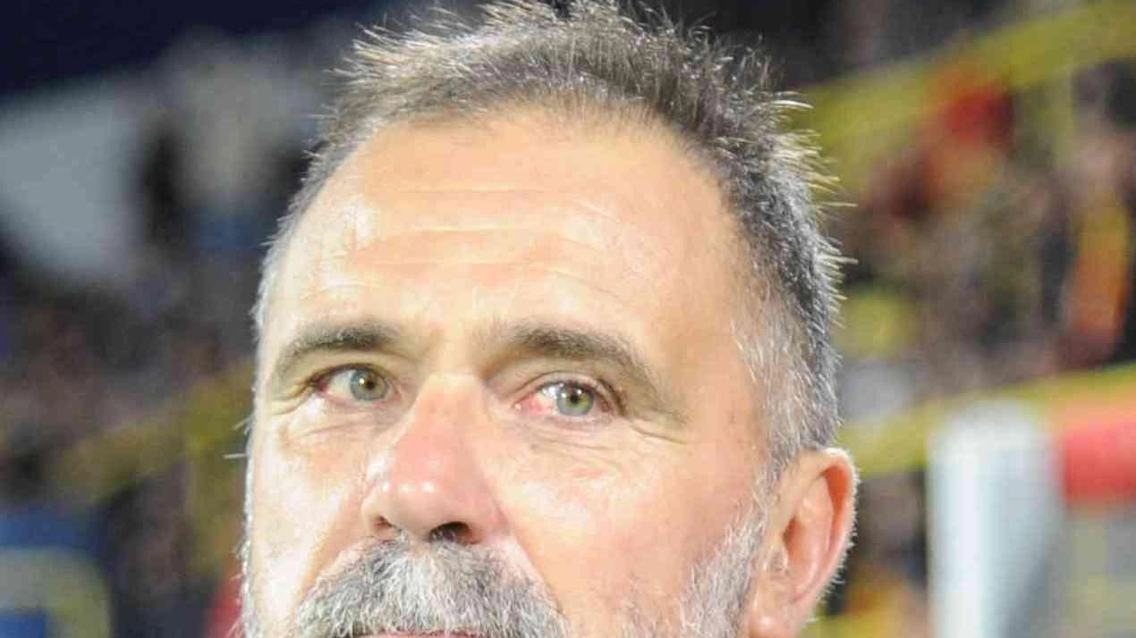 Lo Spezia vince 2-0 a Catanzaro, dominando il match e avvicinandosi alla finale playoff con gol di Di Serio ed Esposito. Lo Spezia vince 2-0 a Catanzaro, dominando il match e avvicinandosi alla finale playoff con gol di Di Serio ed Esposito.
