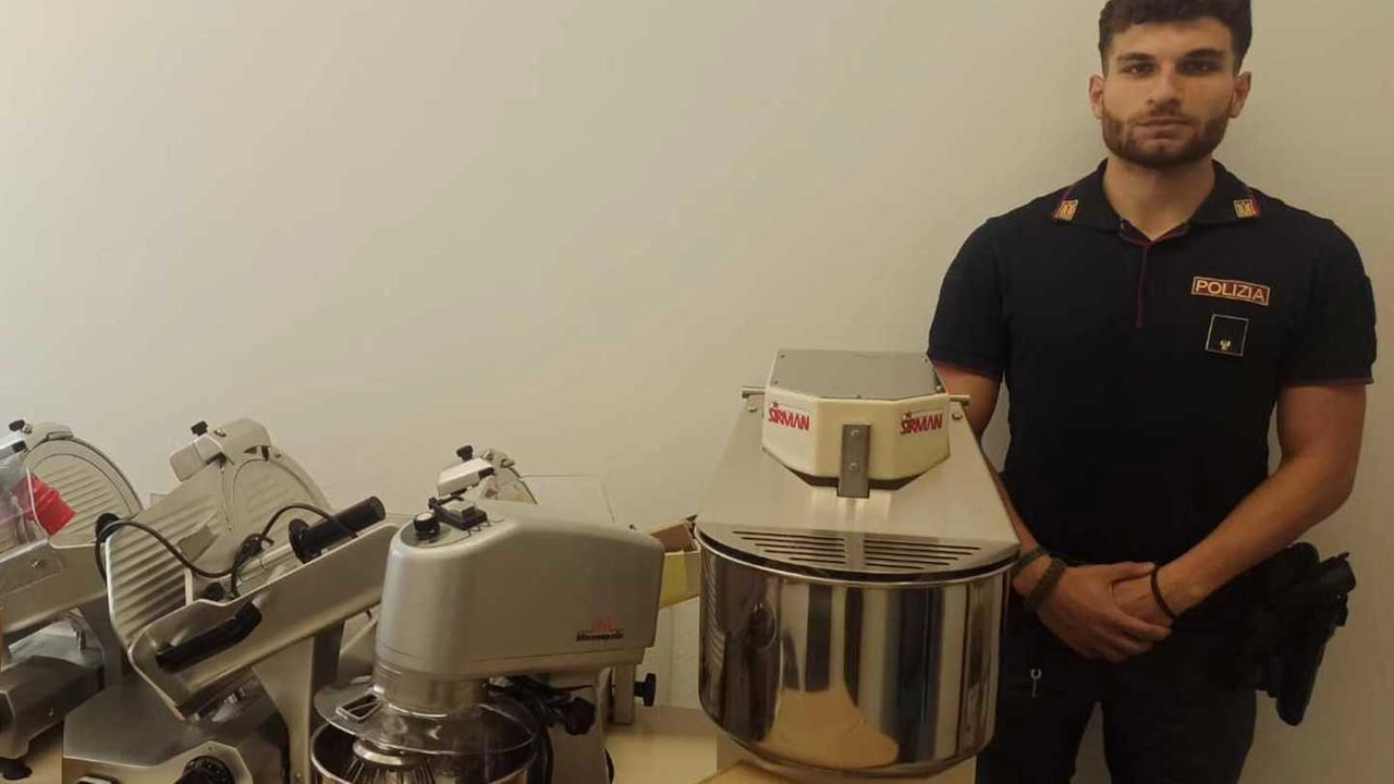 Gli agenti della Polizia di Stato con la strumentazione da cucina sequestrata Gli agenti della Polizia di Stato con la strumentazione da cucina sequestrata