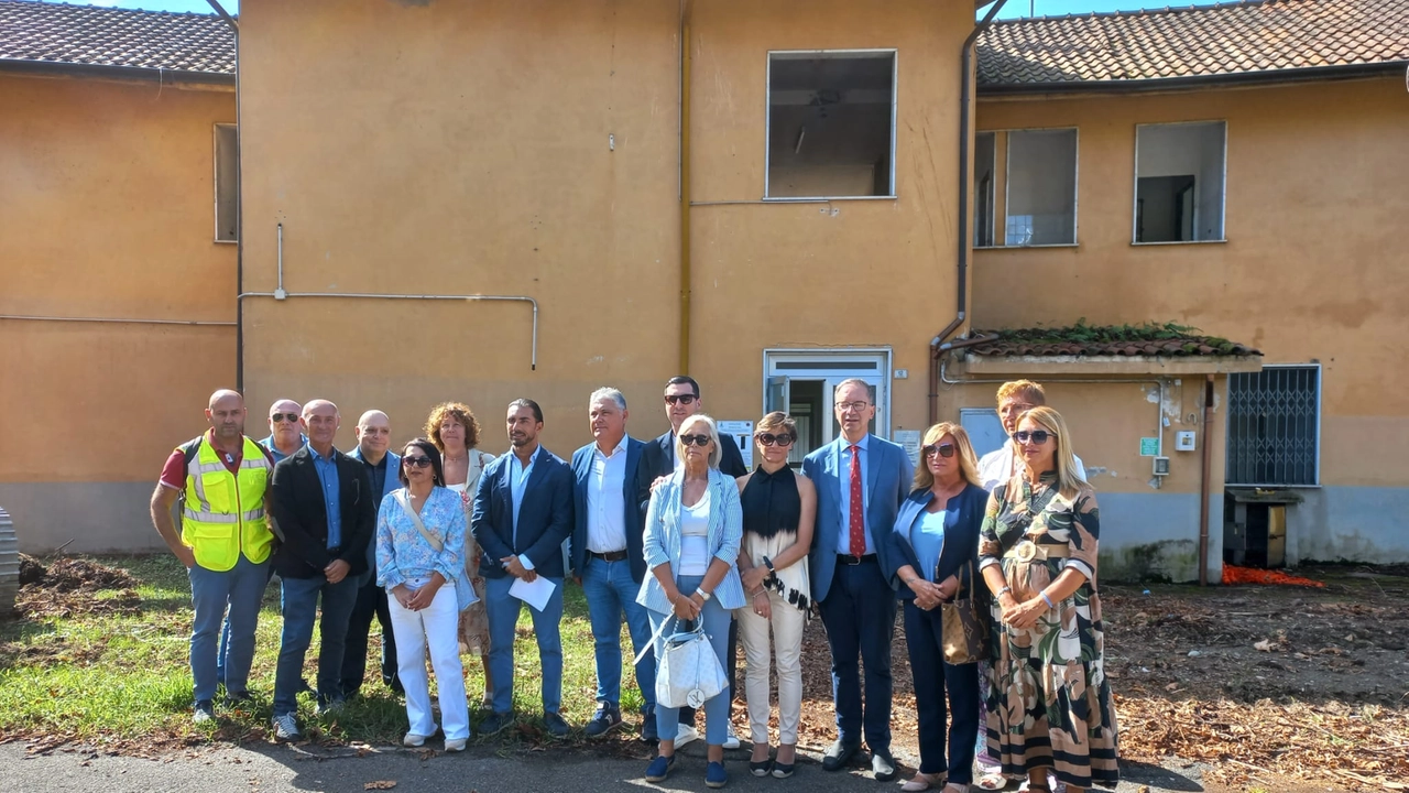 A Bolano la demolizione del vecchio edificio alla presenza delle autorità A Bolano la demolizione del vecchio edificio alla presenza delle autorità