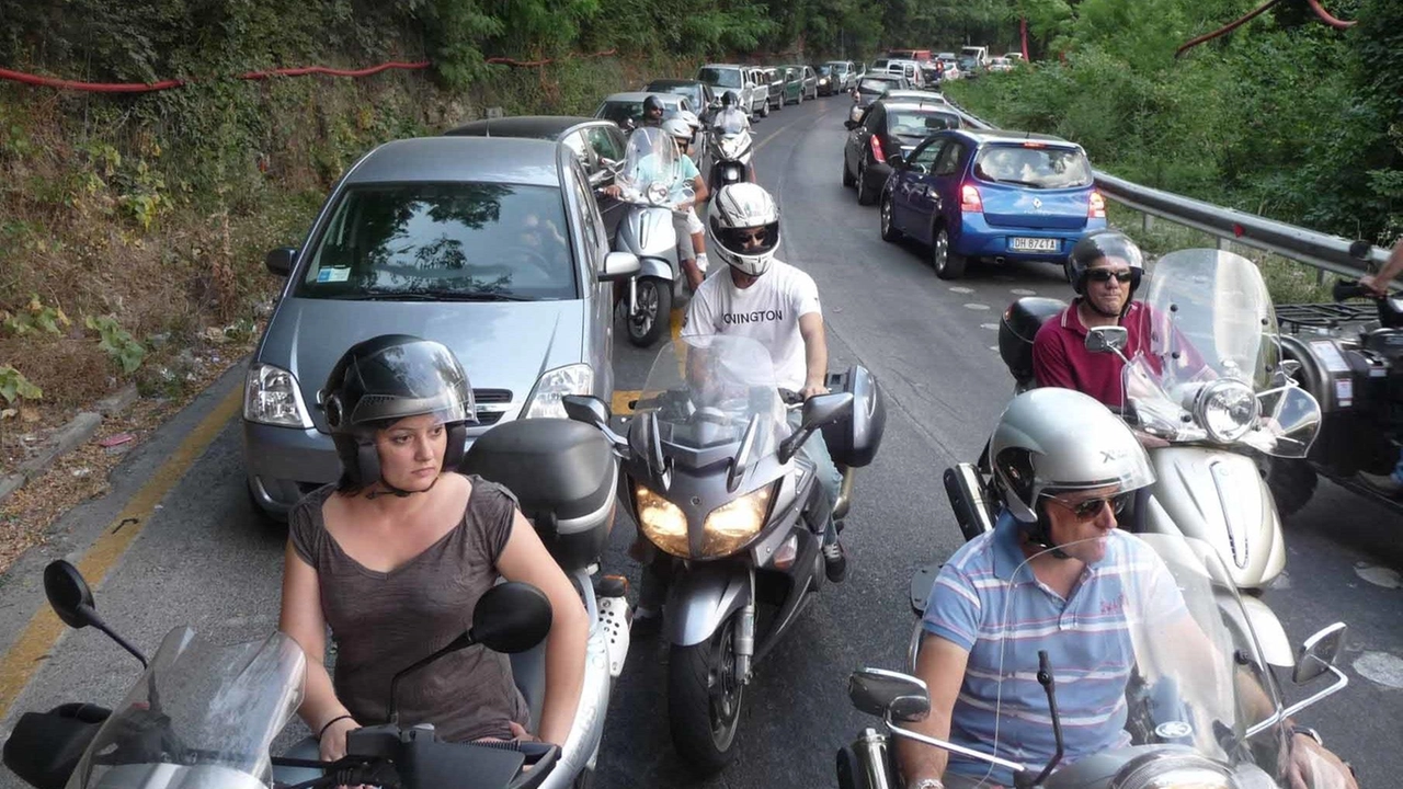 Auto e scooter in coda sulla 325: il traffico ieri è stato regolato da movieri Auto e scooter in coda sulla 325: il traffico ieri è stato regolato da movieri