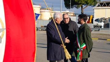 Il dolore e la rabbia: "Vogliamo vedere dove è morto nostro padre". I familiari davanti al rogo
