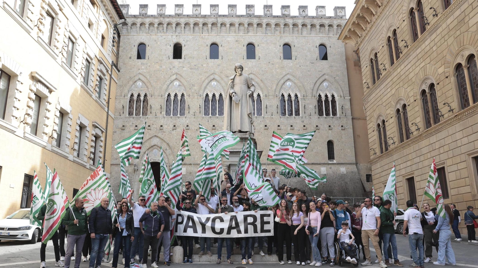 PayCare, presidi in piazza: "Risposte per 40 famiglie"