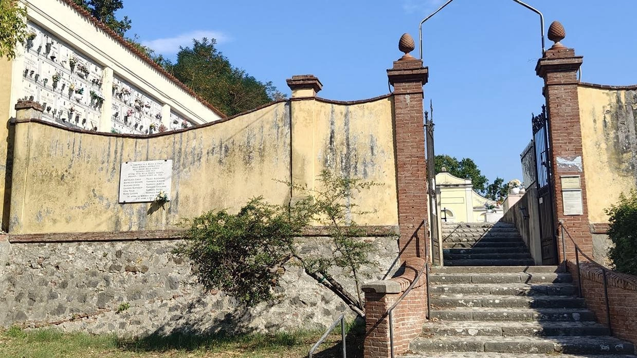 La lapide all’ingresso del cimitero di Santa Maria a Colle La lapide all’ingresso del cimitero di Santa Maria a Colle