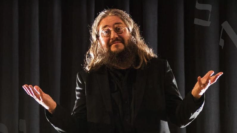 Sabato sera Roberto Mercadini, con Fuoco Nero su Fuoco Bianco. Un viaggio nella Bibbia ebraica, scritto e interpretato dall’ospite fisso di Geppy Cucciari su Rai 3 Sabato sera Roberto Mercadini, con Fuoco Nero su Fuoco Bianco. Un viaggio nella Bibbia ebraica, scritto e interpretato dall’ospite fisso di Geppy Cucciari su Rai 3