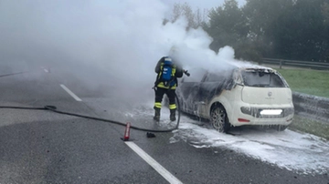 L’incendio dell’auto inizia in galleria: il conducente riesce a portare il mezzo fuori