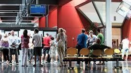 Ancora una volta i capricci metereologici hanno creato problemi di atterraggio al san Francesco d’Assisi. E’ successo al volo Ryanair... Ancora una volta i capricci metereologici hanno creato problemi di atterraggio al san Francesco d’Assisi. E’ successo al volo Ryanair...