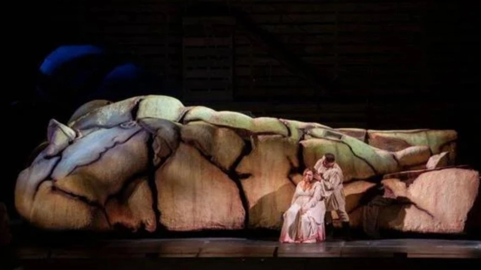 Festival Puccini, soprano cade in scena ma conclude la 'Manon' da seduta