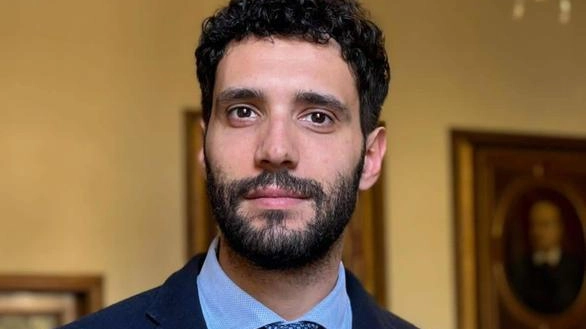 Tommaso Cocci, 34 anni, ex consigliere comunale di FdI a Prato. Sotto, il collega-rivale Claudio Belgiorno, 39