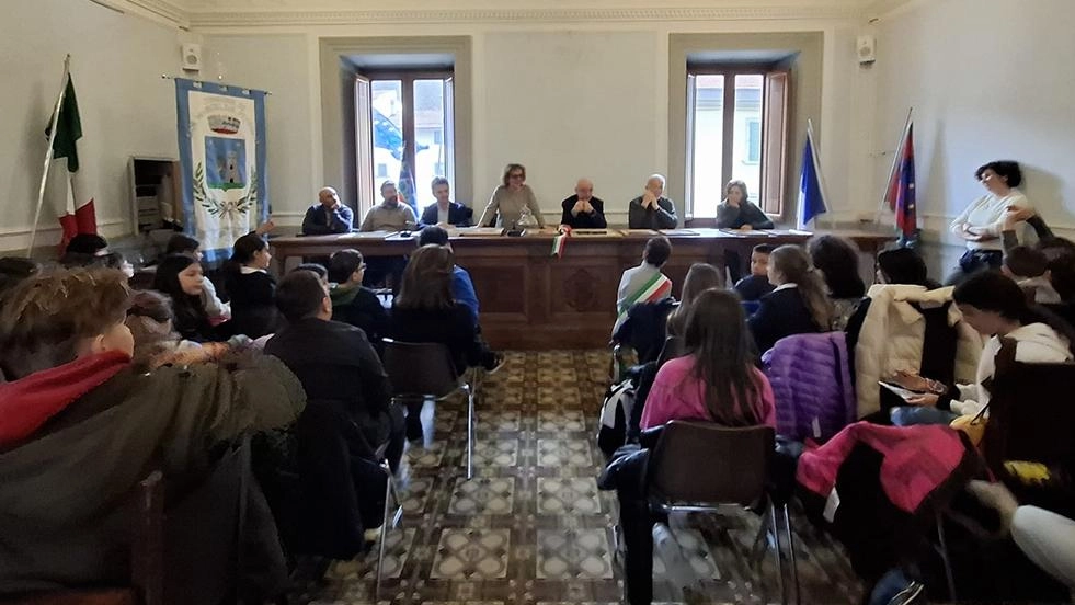 I ragazzi della classe quinta della scuola primaria sono stati ricevuti nel palazzo comunale e hanno preso parte al consiglio