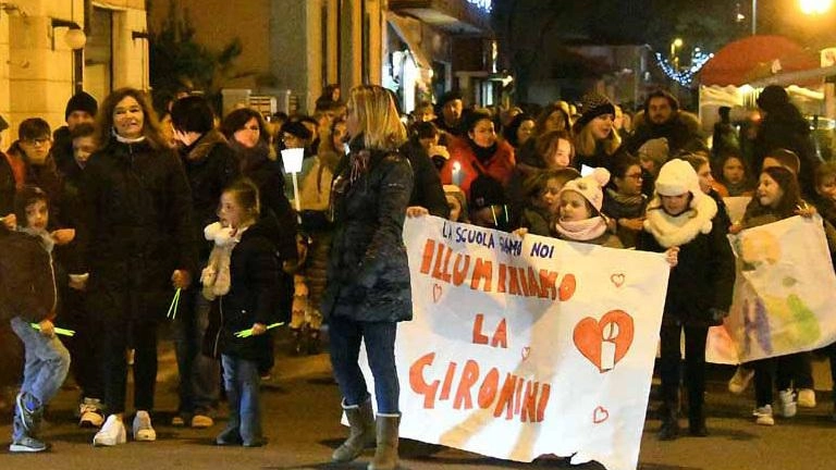 La protesta dei genitori durante il mandato dei 5 stelle per la riapertura della scuola La protesta dei genitori durante il mandato dei 5 stelle per la riapertura della scuola