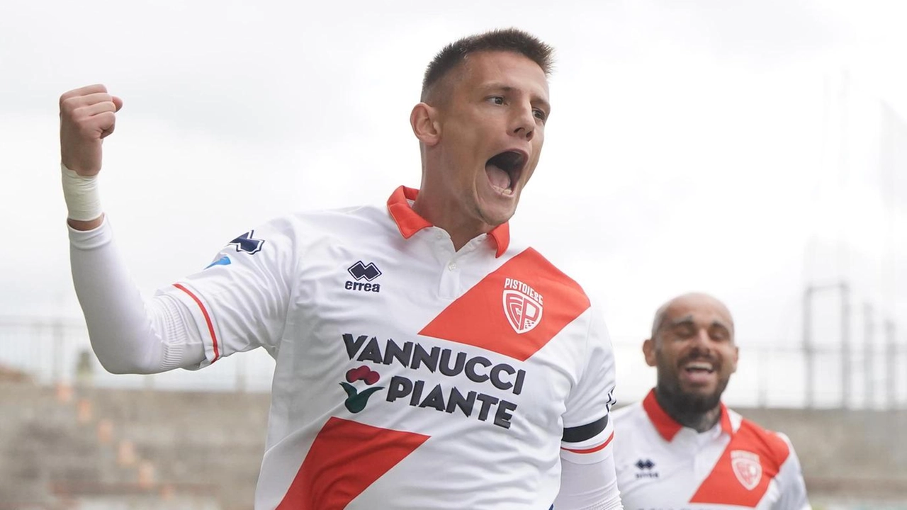 Lorenzo Pinzauti ha timbrato il gol decisivo dell’1-0 con una zampata da vero attaccante sugli sviluppi di un calcio d’angolo (Acerboni/fotoCastellani) Lorenzo Pinzauti ha timbrato il gol decisivo dell’1-0 con una zampata da vero attaccante sugli sviluppi di un calcio d’angolo (Acerboni/fotoCastellani)