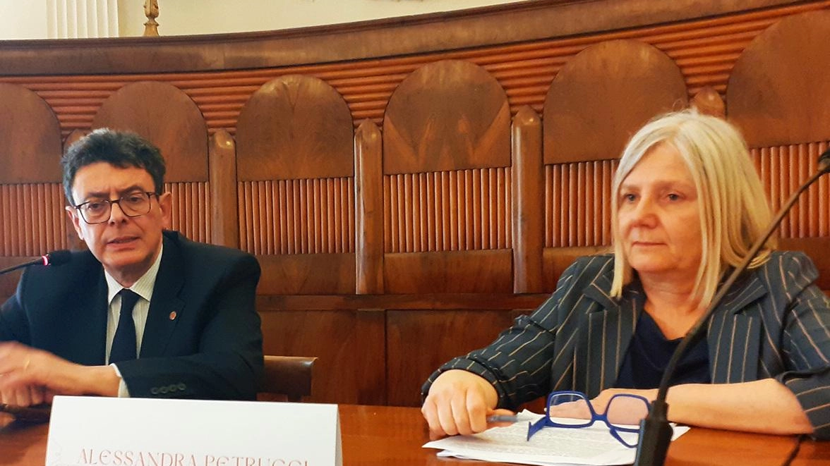 Insieme al rettore Roberto di Pietra, interverrà anche Alessandra Petrucci, rettore dell’Università di Firenze, già venuta a Siena per ’Consonanze editoriali’ Insieme al rettore Roberto di Pietra, interverrà anche Alessandra Petrucci, rettore dell’Università di Firenze, già venuta a Siena per ’Consonanze editoriali’
