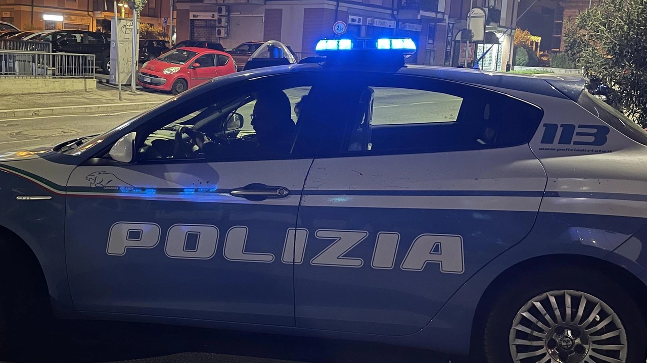 Le indagini sono condotte dagli agenti di polizia che stanno lavorando per identificare l’aggressore del 28enne Le indagini sono condotte dagli agenti di polizia che stanno lavorando per identificare l’aggressore del 28enne