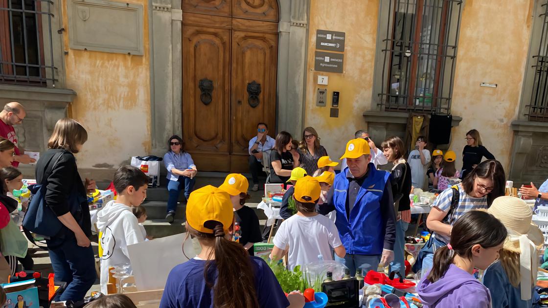 il mercatino dei ragazzi tante donazioni per calcit