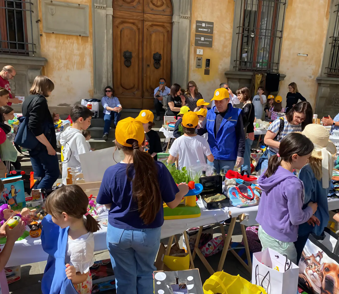 Il mercatino dei ragazzi. Tante donazioni per Calcit