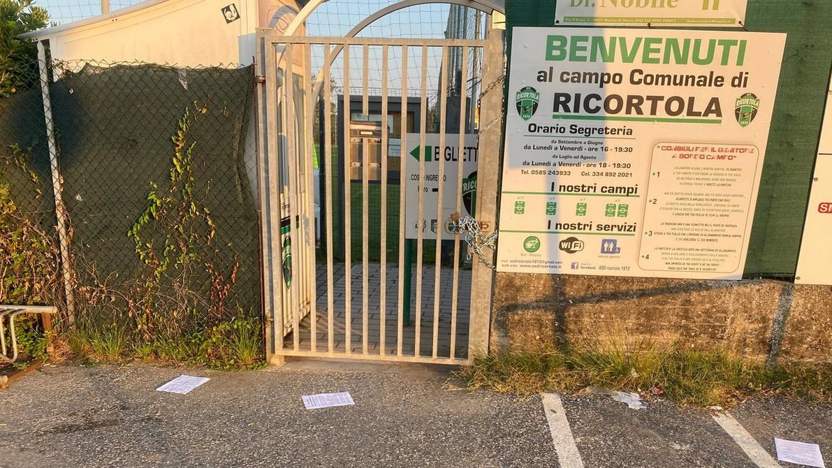 Il campo del Ricortola chiuso coi lucchetti Il campo del Ricortola chiuso coi lucchetti