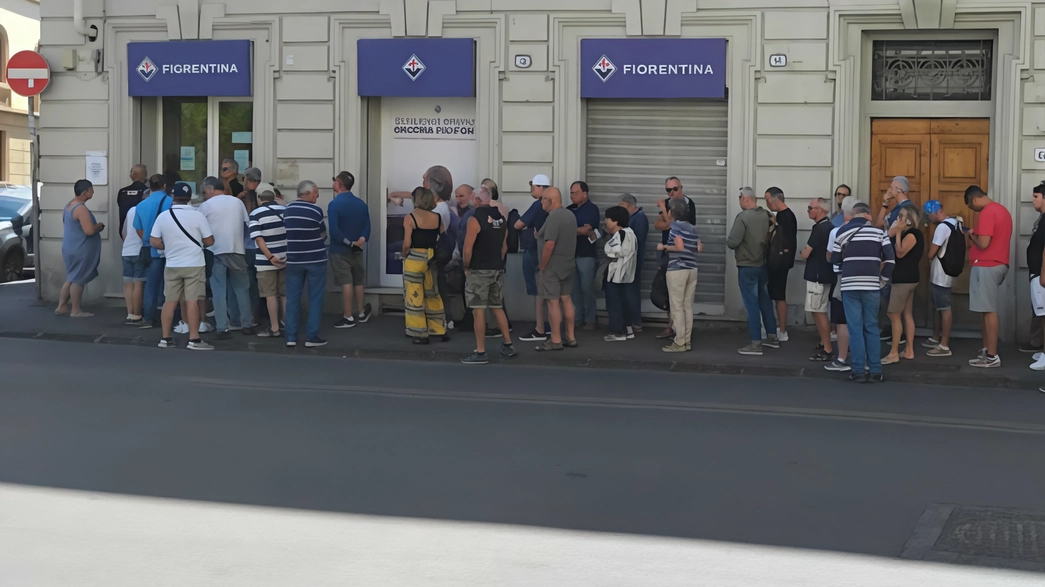 La fila dei tifosi ieri davanti al Fiorentina Point di via Sette Santi La fila dei tifosi ieri davanti al Fiorentina Point di via Sette Santi