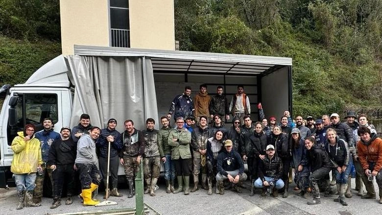 La squadra di operai ed amici che hanno lavorato per liberare la Fartex dal fango La squadra di operai ed amici che hanno lavorato per liberare la Fartex dal fango