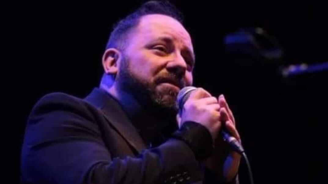Scritto a quattro mani, con l’aiuto di Marco Trogi. Tra melodie ritmiche, rock, pop e d’avanguardia. Scritto a quattro mani, con l’aiuto di Marco Trogi. Tra melodie ritmiche, rock, pop e d’avanguardia.