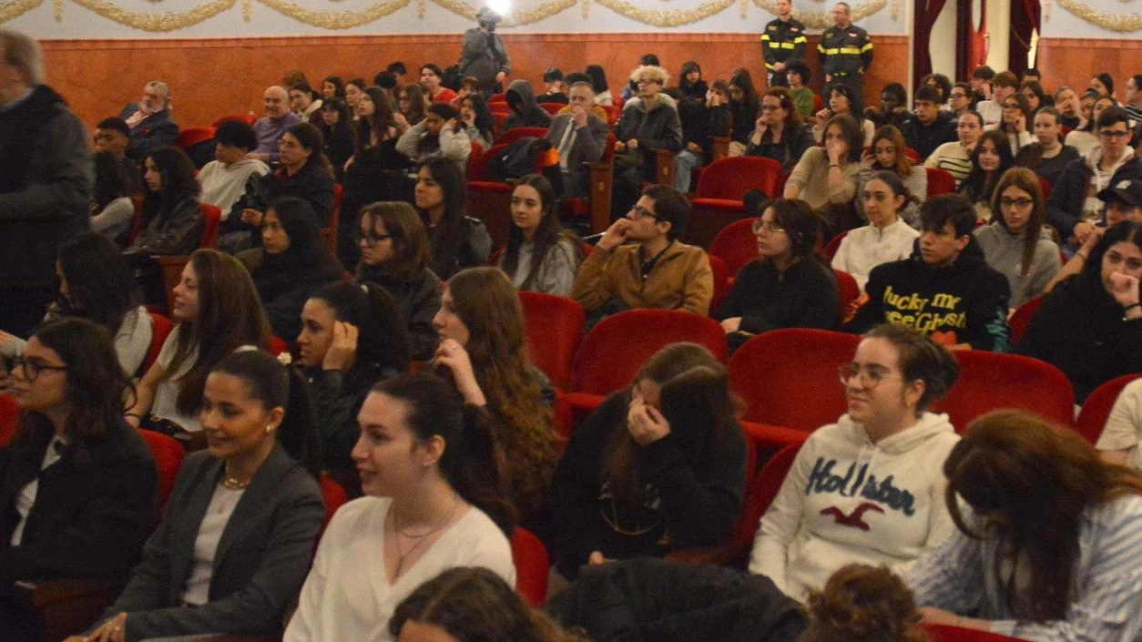 Tantissimi studenti delle scuole secondarie di primo e secondo grado di tutta la Toscana hanno partecipato allo storico. progetto ’Rifredi Scuola’ Tantissimi studenti delle scuole secondarie di primo e secondo grado di tutta la Toscana hanno partecipato allo storico. progetto ’Rifredi Scuola’