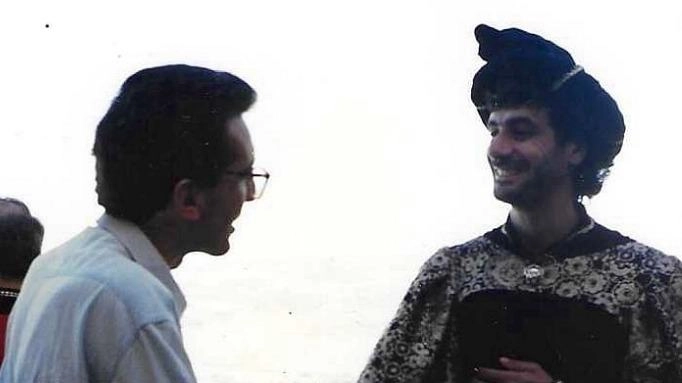 Il grande disegnatore Andrea Pazienza, qui salutato da Diego Mancuso, nel 1985 fu figurante nel corteo storico del Bravìo Il grande disegnatore Andrea Pazienza, qui salutato da Diego Mancuso, nel 1985 fu figurante nel corteo storico del Bravìo