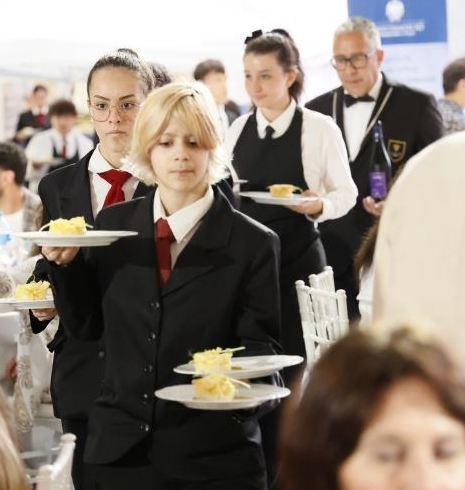 https://www.lanazione.it/image-service/view/acePublic/alias/contentid/MWI2MTllZTUtYjMyYy00/0/la-cena-sul-ponte-un-gioco-di-squadra-per-un-evento-super.jpeg
