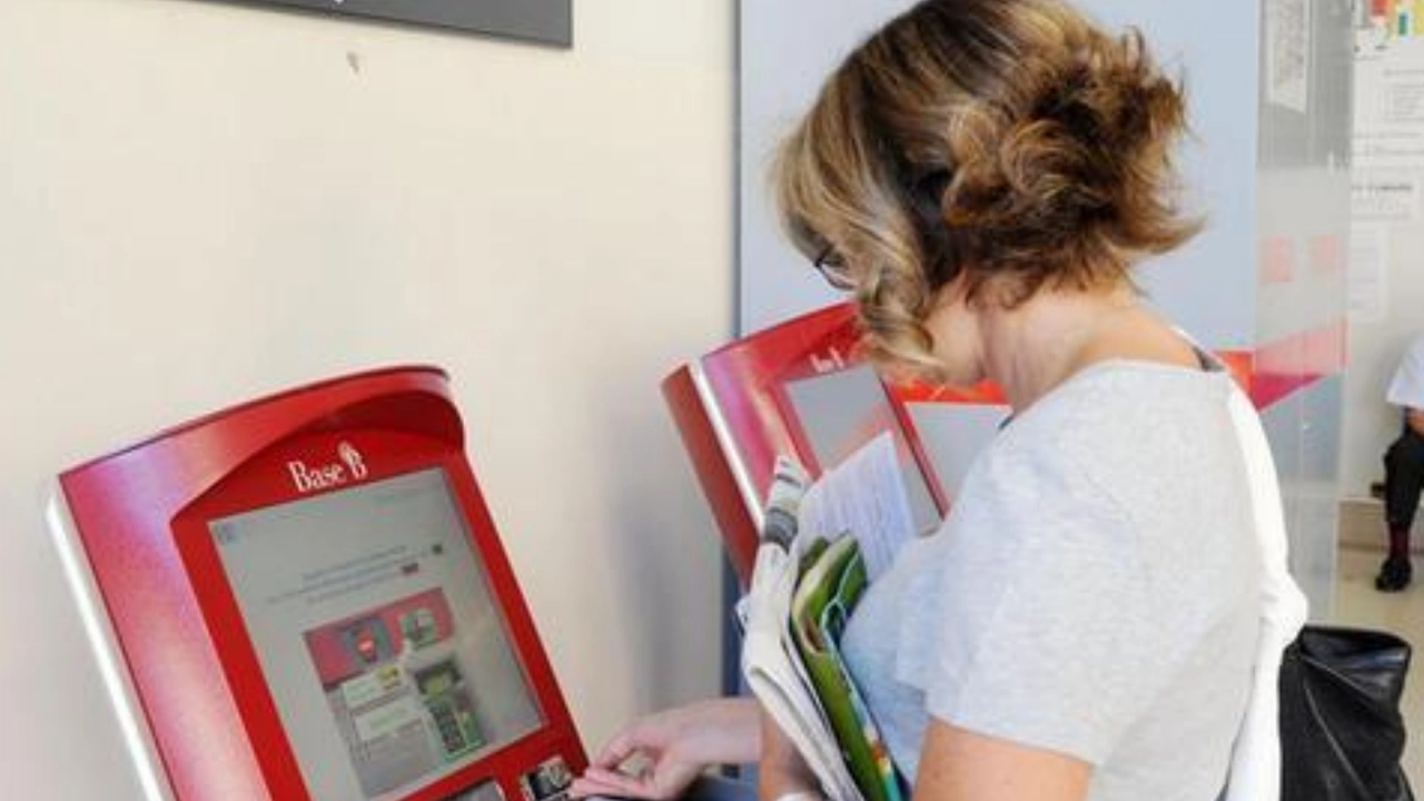 Una donna tenta il pagamento di un ticket (foto d’archivio)