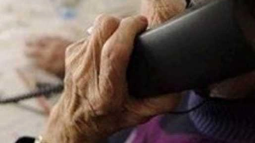 L’anziana signora è stata contattata telefonicamente dai truffatori foto d’ archivio L’anziana signora è stata contattata telefonicamente dai truffatori foto d’ archivio