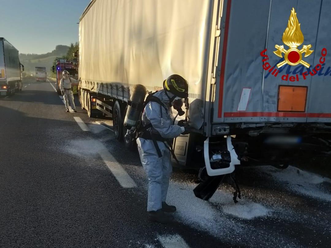 A1, tamponamento tra due camion: lieve perdita di liquido inquinante