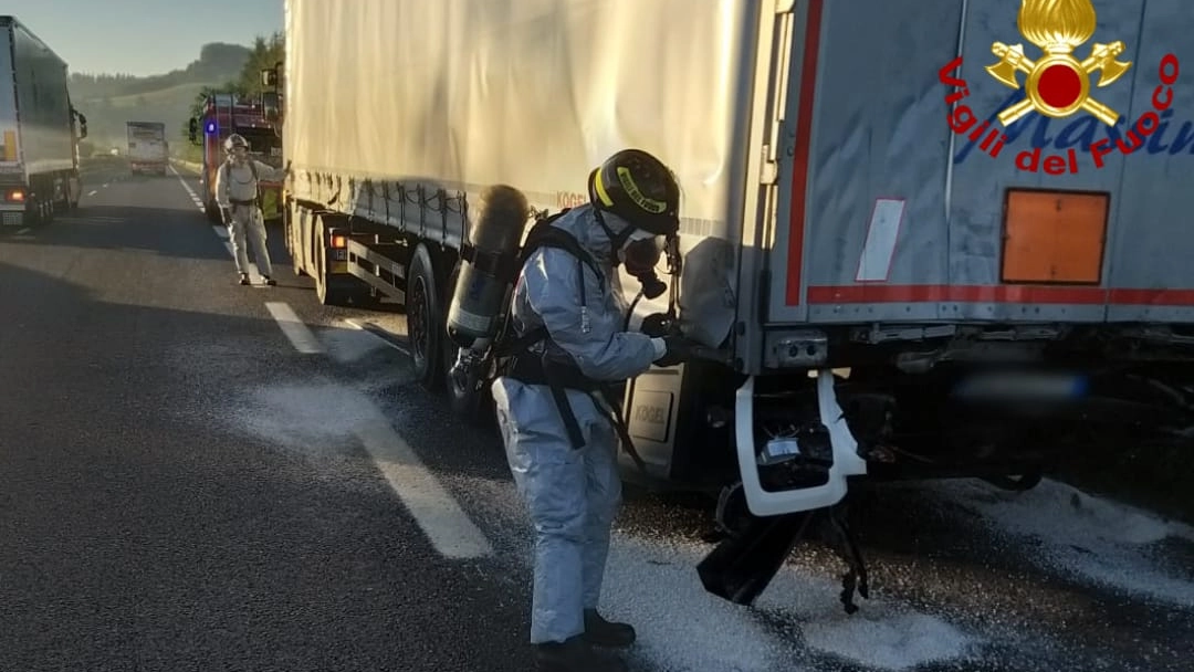 A1, tamponamento tra due camion: lieve perdita di liquido inquinante