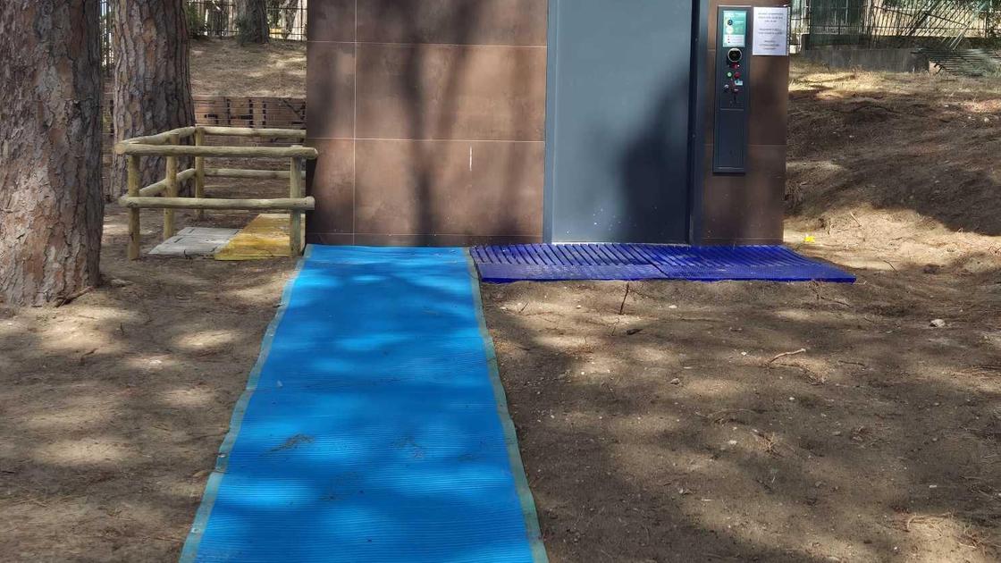 Servizi igienici davanti alla Colonia Marina: sono aperti e gratuiti