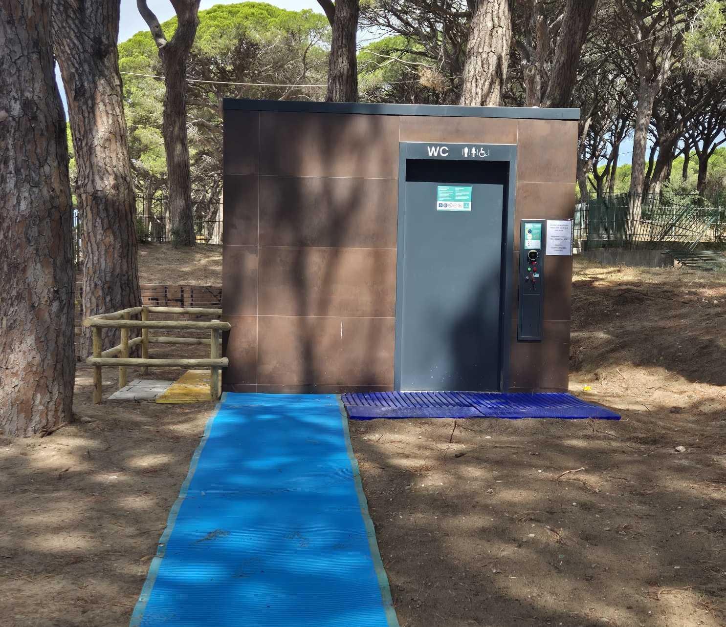 Servizi igienici davanti alla Colonia Marina: sono aperti e gratuiti