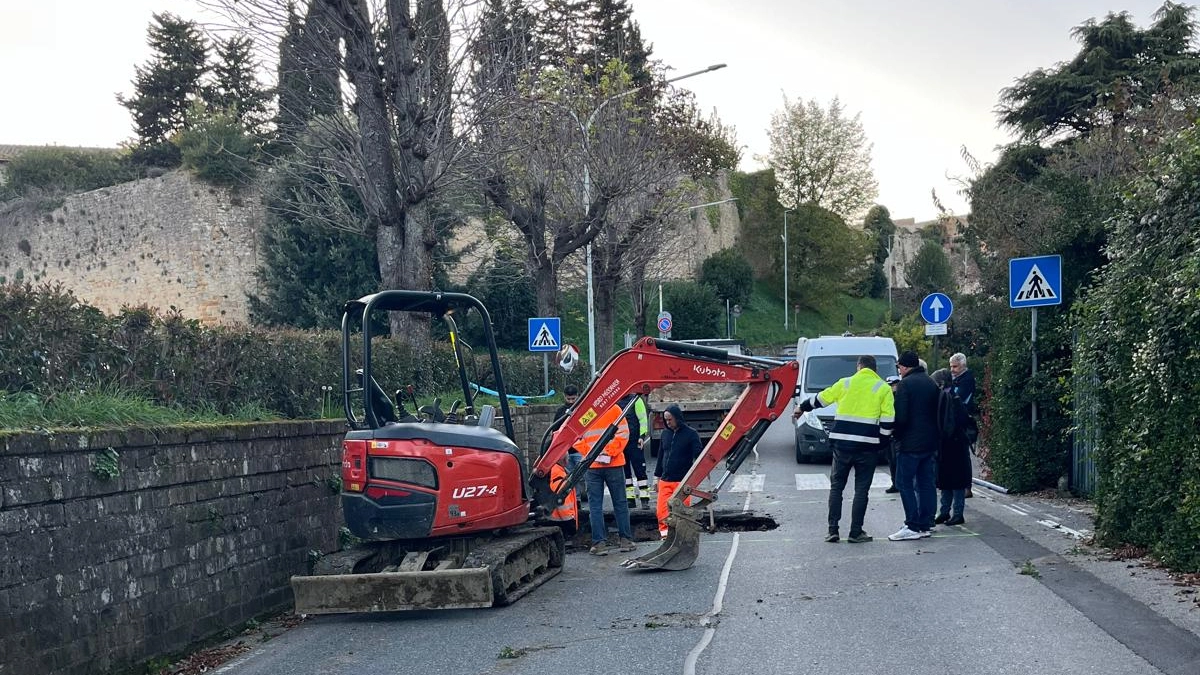 Al lavoro per ripristinare e mettere in sicurezza la strada dopo il cedimento dell'asfalto Al lavoro per ripristinare e mettere in sicurezza la strada dopo il cedimento dell'asfalto