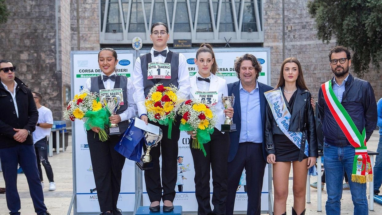 In tanti alla manifestazione dell’alberghiero. Generosi i doni dei negozianti, premiati gli studenti: ecco il podio femminile In tanti alla manifestazione dell’alberghiero. Generosi i doni dei negozianti, premiati gli studenti: ecco il podio femminile